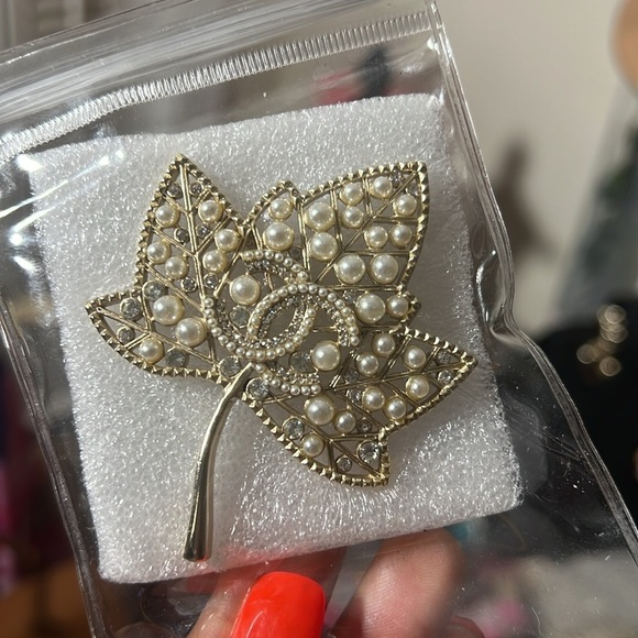 Extremely Rare Chanel Maple Leaf Brooch Pin - Made in France preowned - Picture 12 of 13